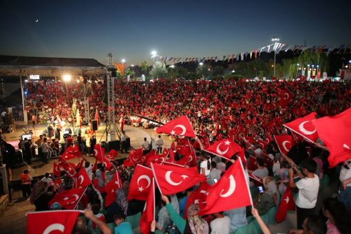  15 Temmuz Programında DARICA KOCAELİ'nde Sahnede Yerimizi Aldık Kocaeli Ak Parti Milletvekili Cemil Yaman, Darıca Kaymakamı Ömer Karaman ve Darıca Belediye Başkanı Şükrü Karabacak Ünal Kaya 