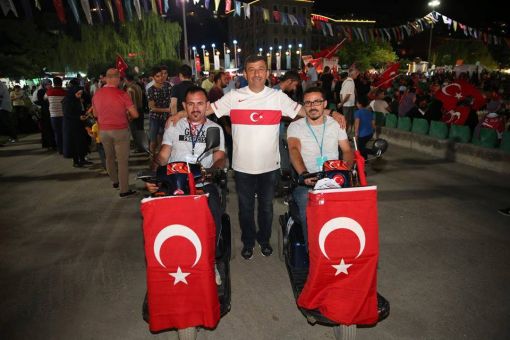  15 Temmuz Programında DARICA KOCAELİ'nde Sahnede Yerimizi Aldık Kocaeli Ak Parti Milletvekili Cemil Yaman, Darıca Kaymakamı Ömer Karaman ve Darıca Belediye Başkanı Şükrü Karabacak Ünal Kaya 