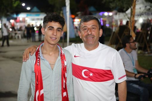 15 Temmuz Programında DARICA KOCAELİ'nde Sahnede Yerimizi Aldık Kocaeli Ak Parti Milletvekili Cemil Yaman, Darıca Kaymakamı Ömer Karaman ve Darıca Belediye Başkanı Şükrü Karabacak Ünal Kaya 15 Temmuz Programında DARICA KOCAELİ'nde Sahnede Yerimizi Aldık Kocaeli Ak Parti Milletvekili Cemil Yaman, Darıca Kaymakamı Ömer Karaman ve Darıca Belediye Başkanı Şükrü Karabacak Ünal Kaya