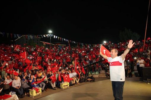  15 Temmuz Programında DARICA KOCAELİ'nde Sahnede Yerimizi Aldık Kocaeli Ak Parti Milletvekili Cemil Yaman, Darıca Kaymakamı Ömer Karaman ve Darıca Belediye Başkanı Şükrü Karabacak Ünal Kaya 