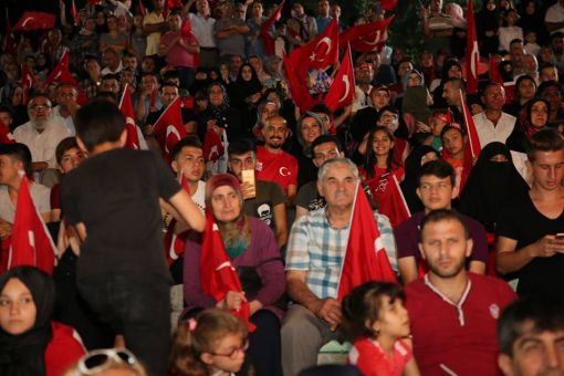  15 Temmuz Programında DARICA KOCAELİ'nde Sahnede Yerimizi Aldık Kocaeli Ak Parti Milletvekili Cemil Yaman, Darıca Kaymakamı Ömer Karaman ve Darıca Belediye Başkanı Şükrü Karabacak Ünal Kaya 