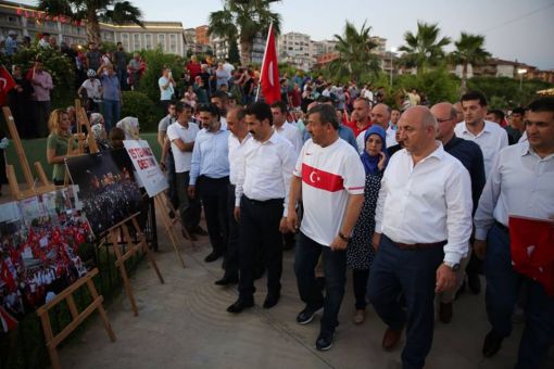  15 Temmuz Programında DARICA KOCAELİ'nde Sahnede Yerimizi Aldık Kocaeli Ak Parti Milletvekili Cemil Yaman, Darıca Kaymakamı Ömer Karaman ve Darıca Belediye Başkanı Şükrü Karabacak Ünal Kaya 