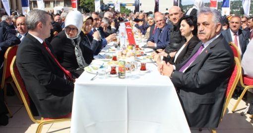 AK PARTİ İSTANBUL MİLLETVEKİLİ ADAY ADAYI KAHVALTI PROGRAMINDAYIZ ÜNAL KAYA AK PARTİ 27. DÖNEM İSTANBUL 1.BÖLGE MİLLETVEKİLİ ADAY ADAYI  HAYATİ YAZICI İSTANBUL İL BAŞKANI BAYRAM ŞENOCAK