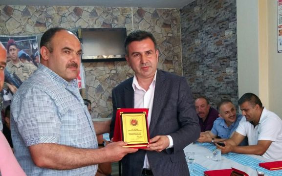 AKSARAY AKÇAKENTLİLER’den  ÜNAL KAYA’ya PLAKET